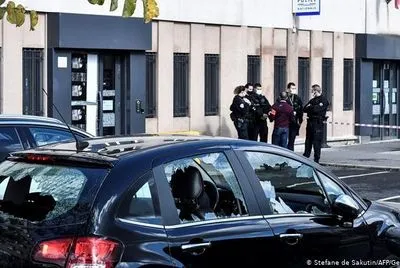 Група з 40 невідомих атакувала поліцейську дільницю під Парижем за допомогою піротехніки