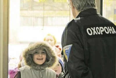 От Кличко уже два года требуют обеспечить охрану в школах - ее до сих пор оплачивают родители