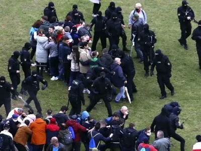 В Минске продолжаются жесткие столкновения и задержания участников "Марша гордости"