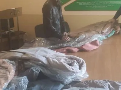Украинцы пытались контрабандой переместить в Россию женские пальто и куртки