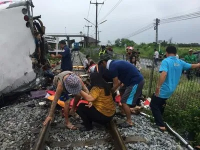 Жертвами зіткнення автобуса та потягу у Таїланді стали 17 людей, майже 30 постраждали