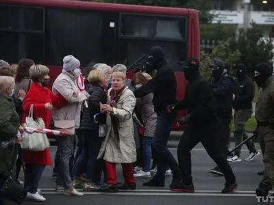 В Беларуси на Марше пенсионеров силовики применили спецсредства