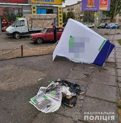 В Днепропетровской области двое мужчин повредили агитационную палатку и подожгли газеты