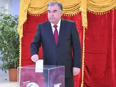 На виборах президента у Таджикистані вп'яте виграв Рахмон