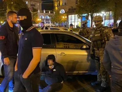 У Києві за розбійний напад на підприємця під час спецоперації затримали двох осіб