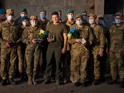 Война на Донбассе сделала украинцев и украинскую армию сильными и решительными - Зеленский
