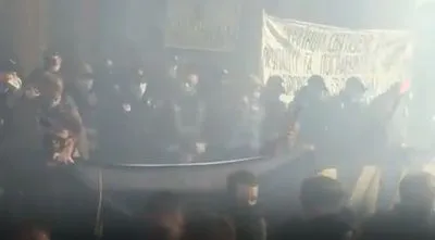 Марш ко Дню защитника: участники в завершение акции зажгли файеры под Офисом Президента