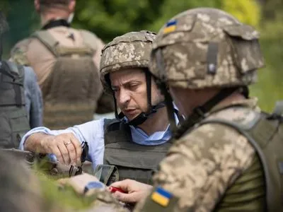 Зеленский начал поездку на Донбасс: посетит бойцов на передовой