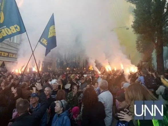 У центрі Києва люди зібралися на марш до Дня захисника України