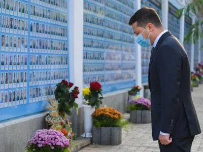 Зеленський ушанував пам’ять воїнів, загиблих за незалежність України