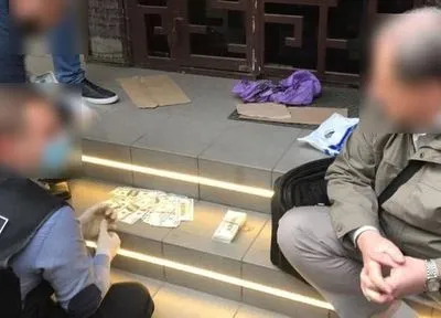 Понад 43 тис. доларів на підкуп “сітки” виборців: в Одесі затримали голову однієї з виборчих комісій та її спільника