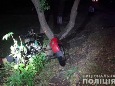 Врізався у дерево: на Донеччині загинув 20-річний мотоцикліст