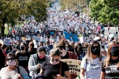 В США тысячи людей вышли на протесты против Трампа