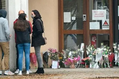 Вбивство вчителя у Франції: у посольстві РФ заявили, що вбивця не мав відношення до Росії