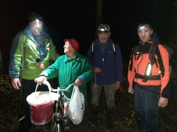 На Закарпатті рятувальники шукали чотирьох грибників, одного знайшли мертвим