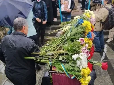 На столичном Майдане попрощались с ветераном АТО, который совершил акт самосожжения