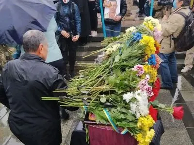 На столичном Майдане попрощались с ветераном АТО, который совершил акт самосожжения