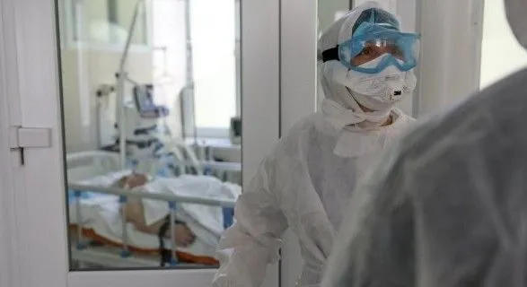 В Украине за сутки госпитализировано более 1 тыс. человек, больных COVID -19