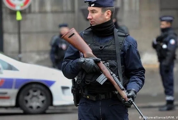 Франція вишле понад 200 осіб після вбивства вчителя під Парижем