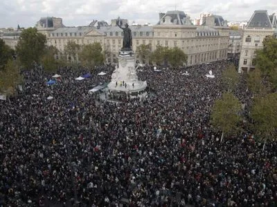 Во Франции прошла демонстрация солидарности и неповиновения после убийства учителя