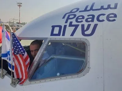 Бахрейн визнав Ізраїль та встановив відносини: між країнами вперше в історії пролетів літак