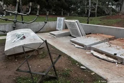 В Греции осквернили еврейские кладбища и мемориал жертвам Холокоста