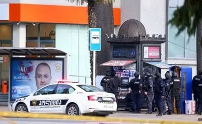 Захват заложников в Грузии: грабитель покинул банк вместе с несколькими заложниками