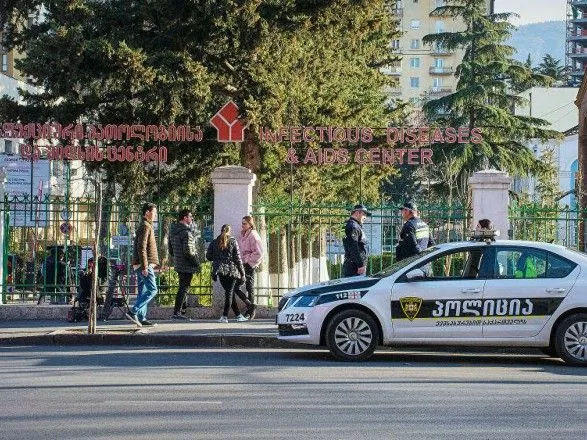 u-gruziyi-ozbroyeni-lyudi-zakhopili-zaruchnikiv-u-misti-zugdidi-politsiya-otochila-rayon