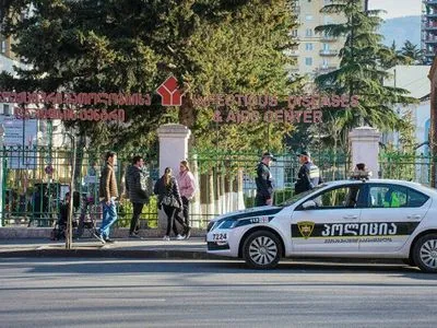 В Грузии вооруженные люди захватили заложников в городе Зугдиди, полиция оцепила район