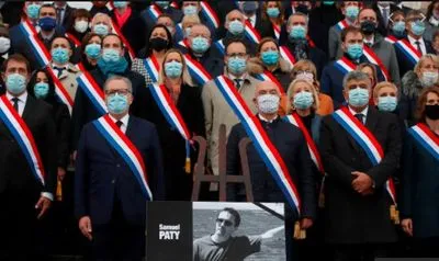 У Парижі відбулася церемонія прощання з убитим учителем