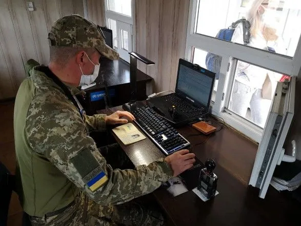 Ситуация на КПВВ на Донбассе: линию разграничения через "Станицу Луганскую" пересекло около 50 человек