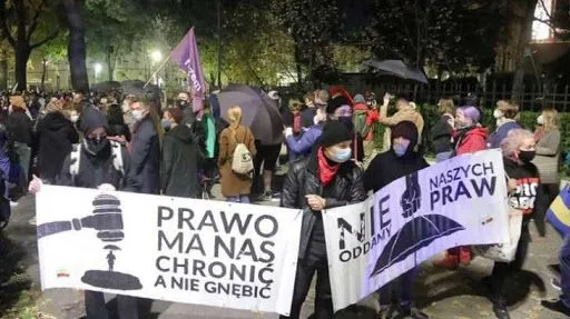 В Польше из-за запрета абортов сотни людей вышли на протесты: есть задержанные