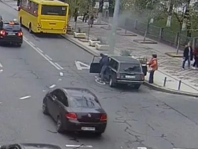В Киеве на глазах патрульных загорелся автомобиль