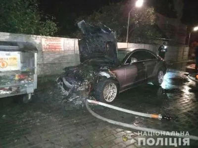 Кандидату у депутати до Рівненської облради підпалили Mercedes-Benz