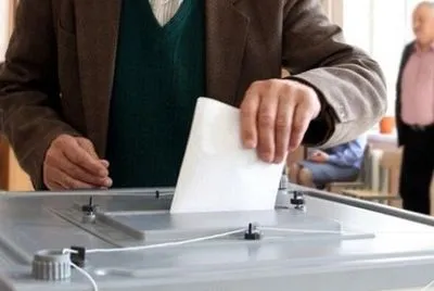 Во Львове избиратель проголосовал на улице