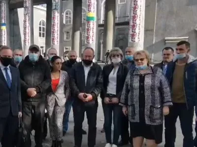 На Донеччині через плутанину з бюлетенями десятки людей зібрались на мітинг