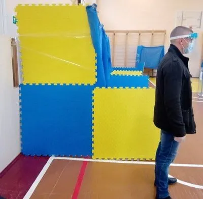 В Житомирской области массово отсутствуют кабинки для голосования: люди голосуют на подоконниках и лавках