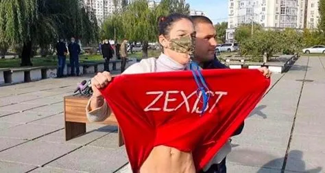 Зеленського на дільниці зустріла активістка Femen без спідньої білизни