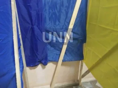 "Не хватило" материала: как выглядят кабинки для голосования на одном из участков в Житомире