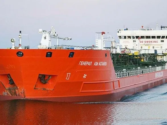 В Азовському морі танкер, на якому стався вибух, відбуксирували на стоянку