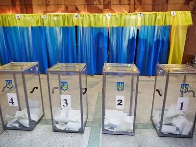 В Украине открываются участки на местных выборах