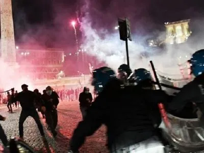 В центре Рима две сотни неофашистов устроили беспорядки из-за ужесточения карантина
