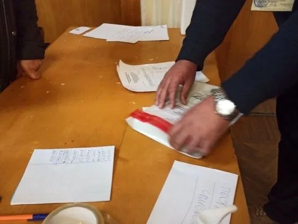 В Запорожье ТИК приняла незапакований пакет документаций от участка