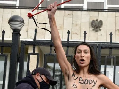 Активістка Femen оголилася біля посольства Польщі в Києві