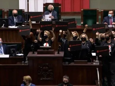 Депутатки заблокировали работу польского Сейма из-за скандального запрета абортов