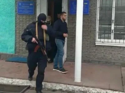 Двум мужчинам сообщено о подозрении в нападении на избирательную комиссию в Винницкой области