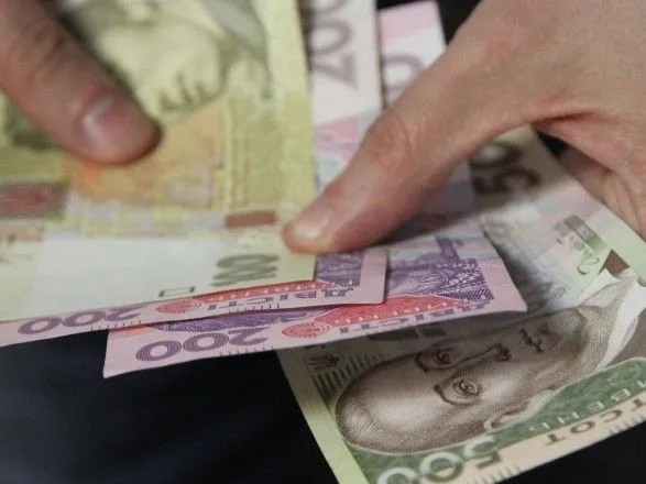 Середня зарплата в Україні за місяць зросла на 550 гривень