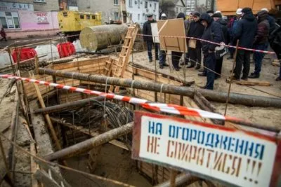 На колекторі у Києві стався витік газу, постраждали комунальники