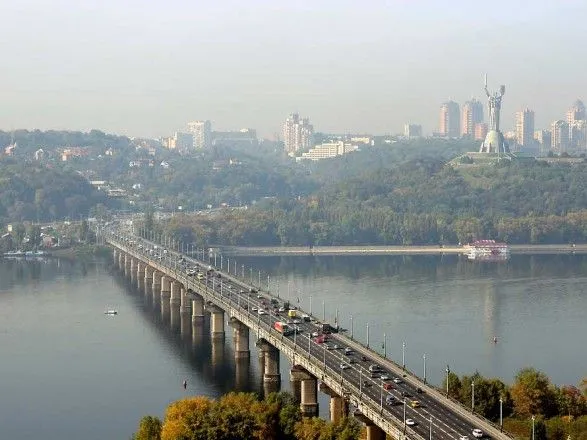 Утром на нескольких мостах Киева образовались пробки