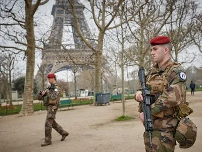 Во Франции мобилизуют дополнительное количество военных после серии атак